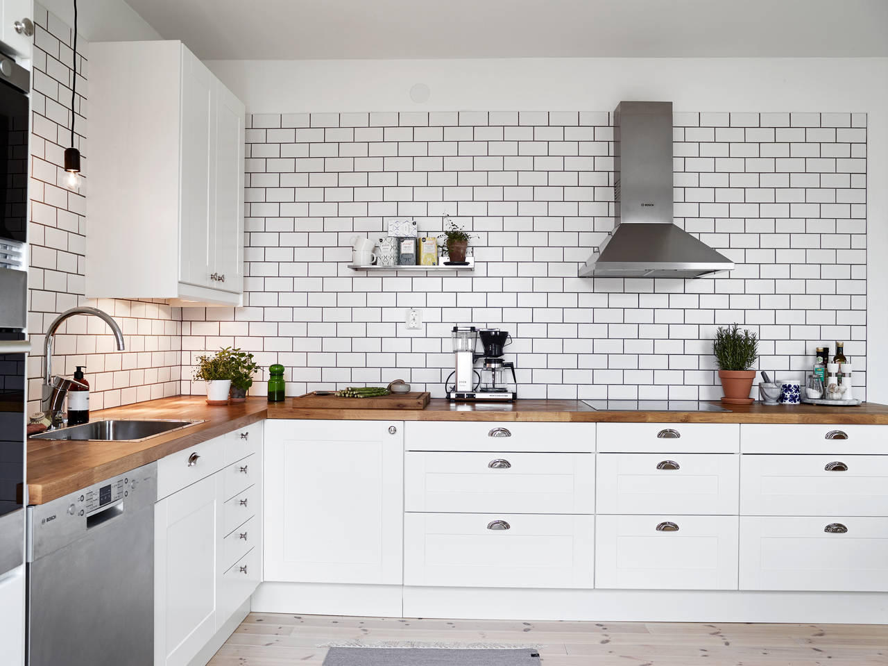 Кухонный фартук из керамической плитки белый серая затирка полезные советы варианты исполнения фото