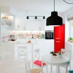 Кухня вашей мечты Фартук для белой кухни полезные советы материалы характеристика размеры кухонного фартука сочетание цветов белая кухня красный холодильник фото