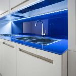 Кухня вашей мечты Бело-синяя кухня полезные советы материалы характеристика размеры сочетание цветов яркие акценты на белой кухне подсветка на кухне фото