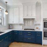 Кухня вашей мечты Бело-синяя кухня полезные советы материалы характеристика размеры сочетание цветов яркие акценты на белой кухне фото