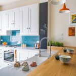 Кухня вашей мечты Фартук для белой кухни полезные советы материалы характеристика размеры кухонного фартука сочетание цветов белая кухня синий фартук фото