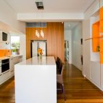 Кухня вашей мечты Бело-оранжевая кухня полезные советы материалы характеристика размеры сочетание цветов яркие акценты на белой кухне фото