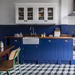 Кухня вашей мечты Бело-синяя кухня полезные советы материалы характеристика размеры сочетание цветов яркие акценты на белой кухне стиль кантри фото
