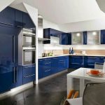 Кухня вашей мечты Бело-синяя кухня полезные советы материалы характеристика размеры сочетание цветов яркие акценты на белой кухне глянцевая кухня фото