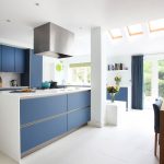 Кухня вашей мечты Бело-синяя кухня полезные советы материалы характеристика размеры сочетание цветов яркие акценты на белой кухне матовые фасады фото