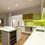 Кухня вашей мечты Бело-зеленая кухня красиво полезные советы материалы характеристика размеры сочетание цветов яркие акценты на белой кухне фото