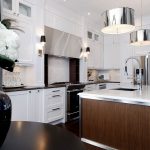 Кухня вашей мечты Фартук для белой кухни полезные советы материалы характеристика размеры кухонного фартука сочетание цветов белая кухня металлическая люстра фото
