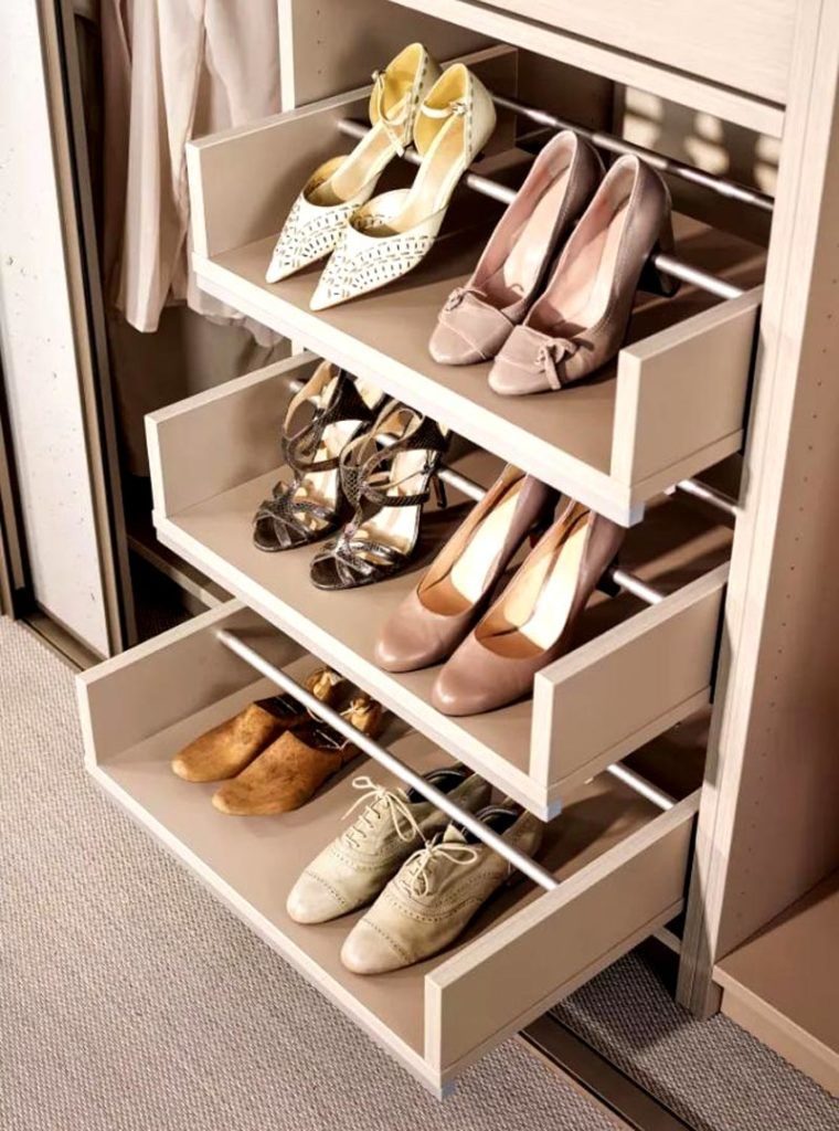 Полки для обуви в шкафу прихожей