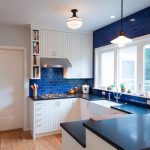 Кухня вашей мечты Бело-синяя кухня полезные советы материалы характеристика размеры сочетание цветов яркие акценты на белой кухне синяя кирпичная кладка фото